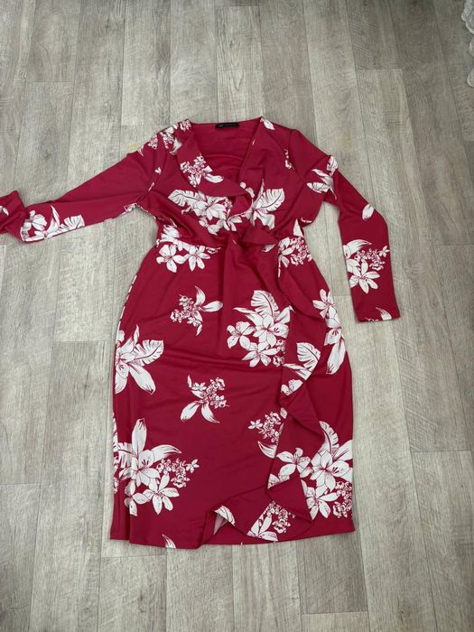 Платье с декольте 50 размер