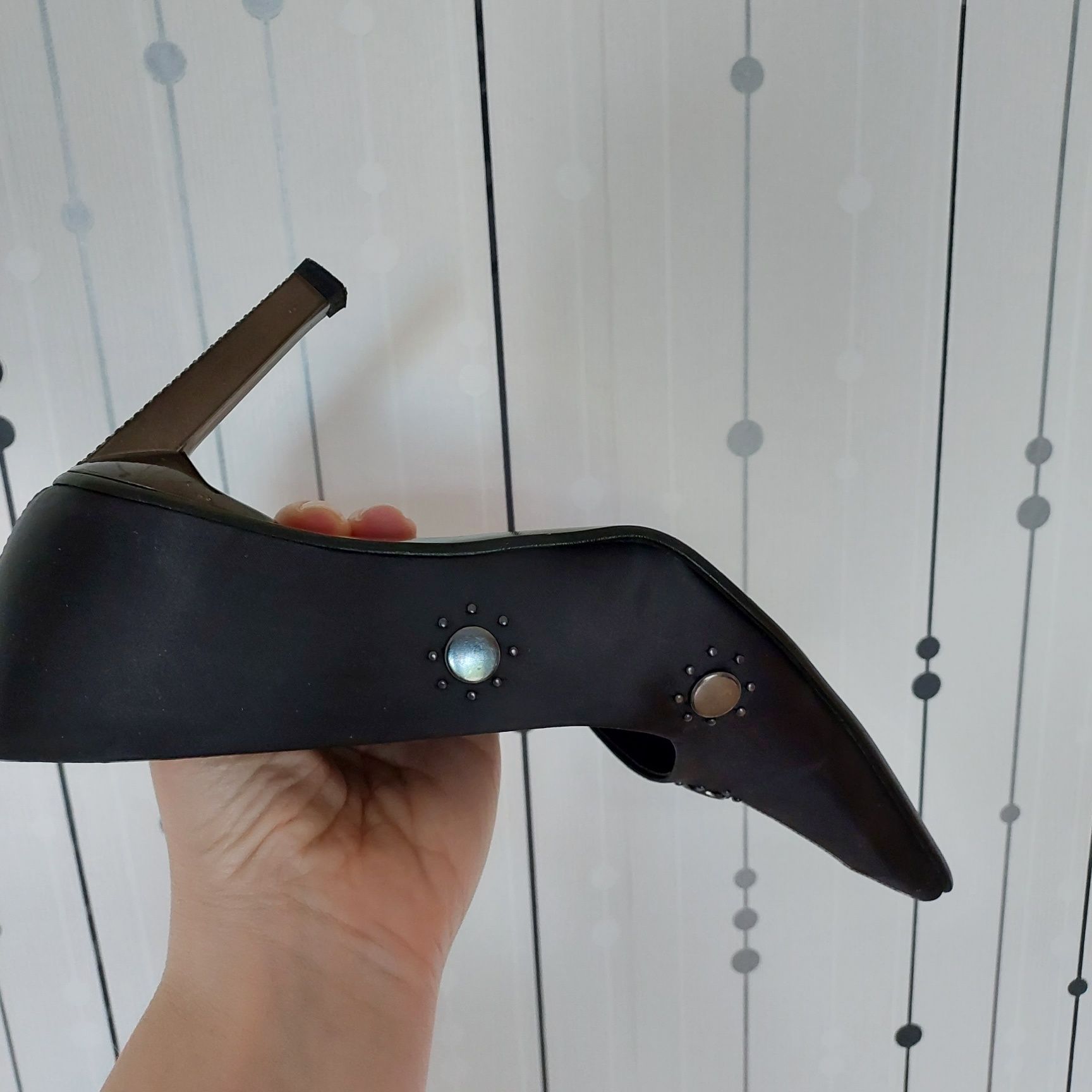Włoskie eleganckie satynowe czarne  szpilki r. 36