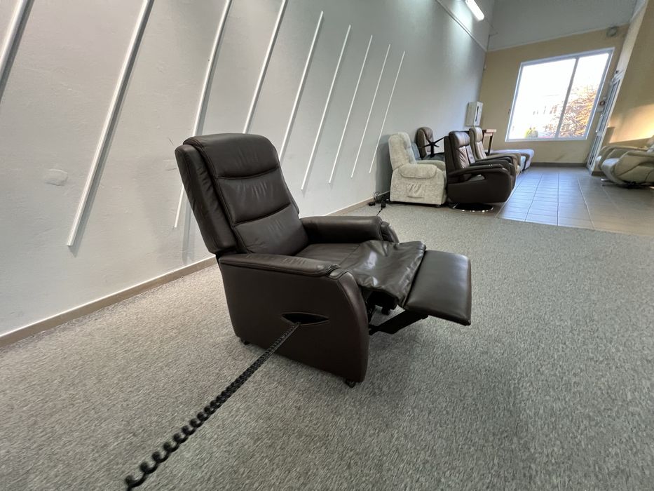 Крісло темно коричневе шкіряне реклайнер електро привід Hukla