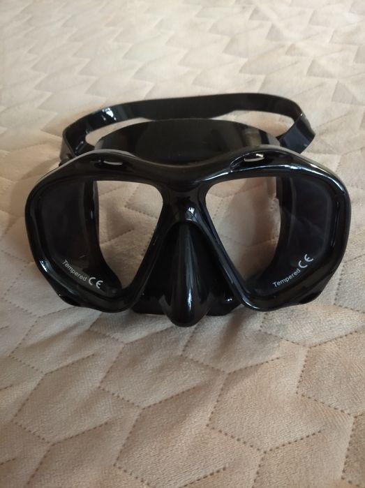 Набір для плавання, який включає маску та трубку