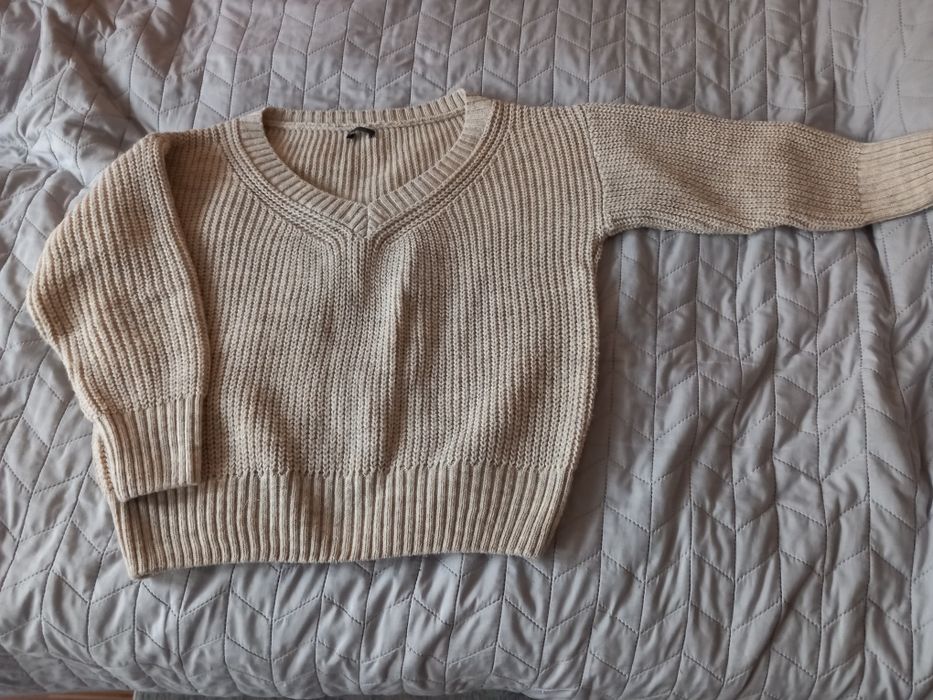 Sweter damski beżowy krótki.