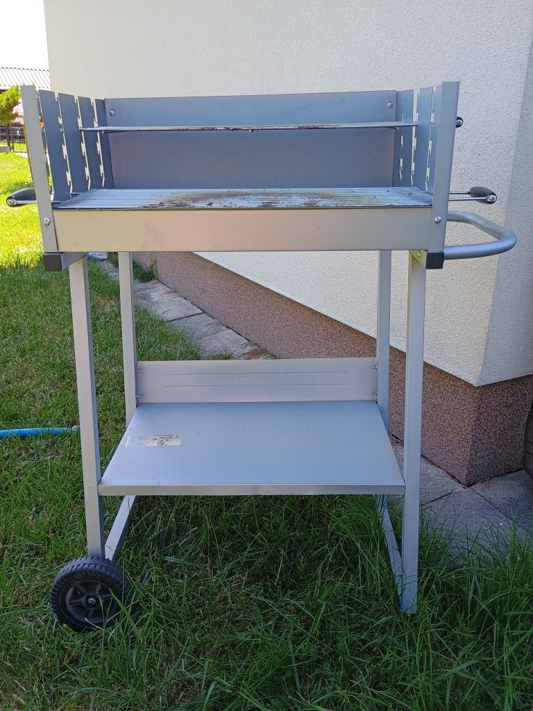 Grill na węgiel drzewny.