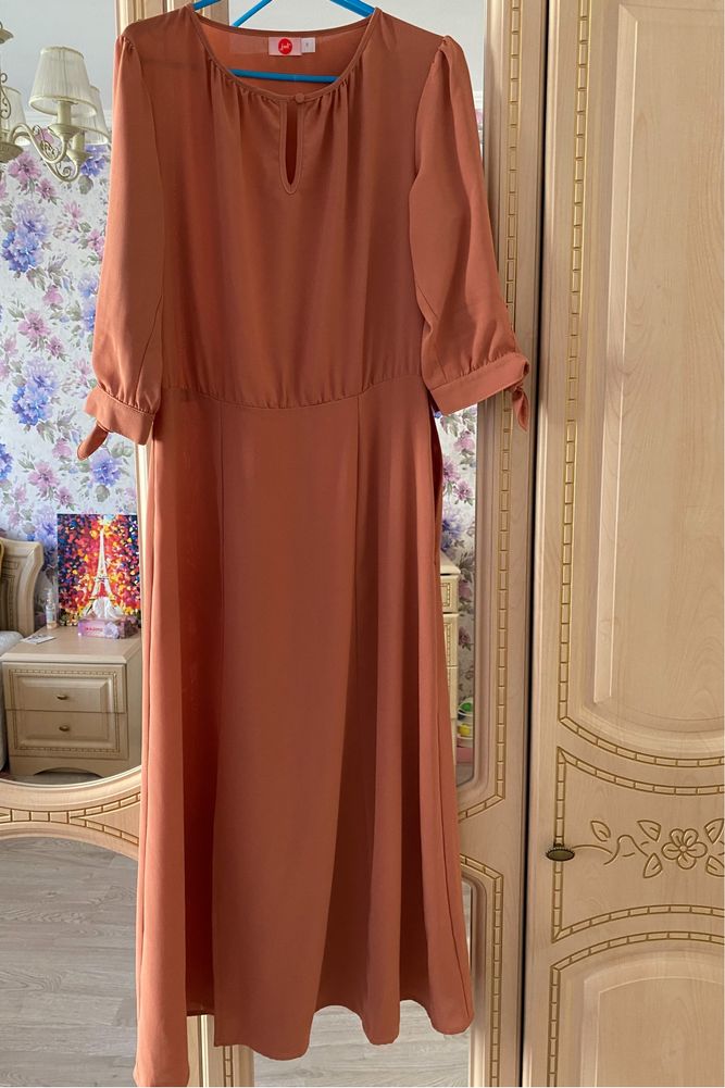 Персикова довга сукня з рукавами персиковое длинное платье с разрезом