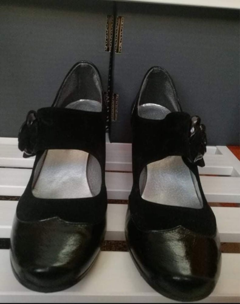 Czarne buty zamszowe lakierkowe by keska na obcasie na rzepę 38