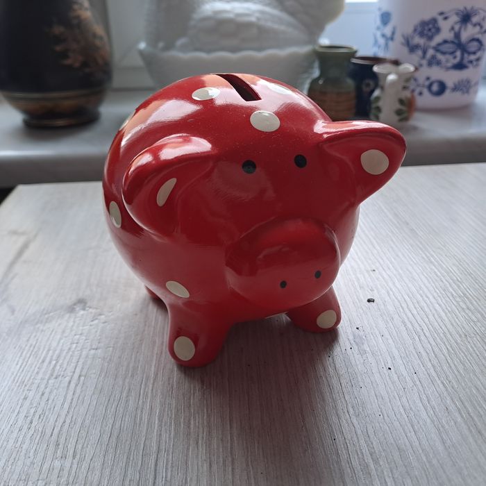 Świnka skarbonka czerwona w kropki ceramika.
