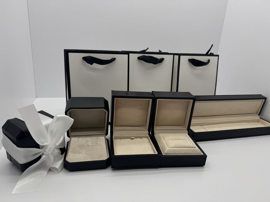 Кожанные коробочки для кольца,сережек,подвеса No name.