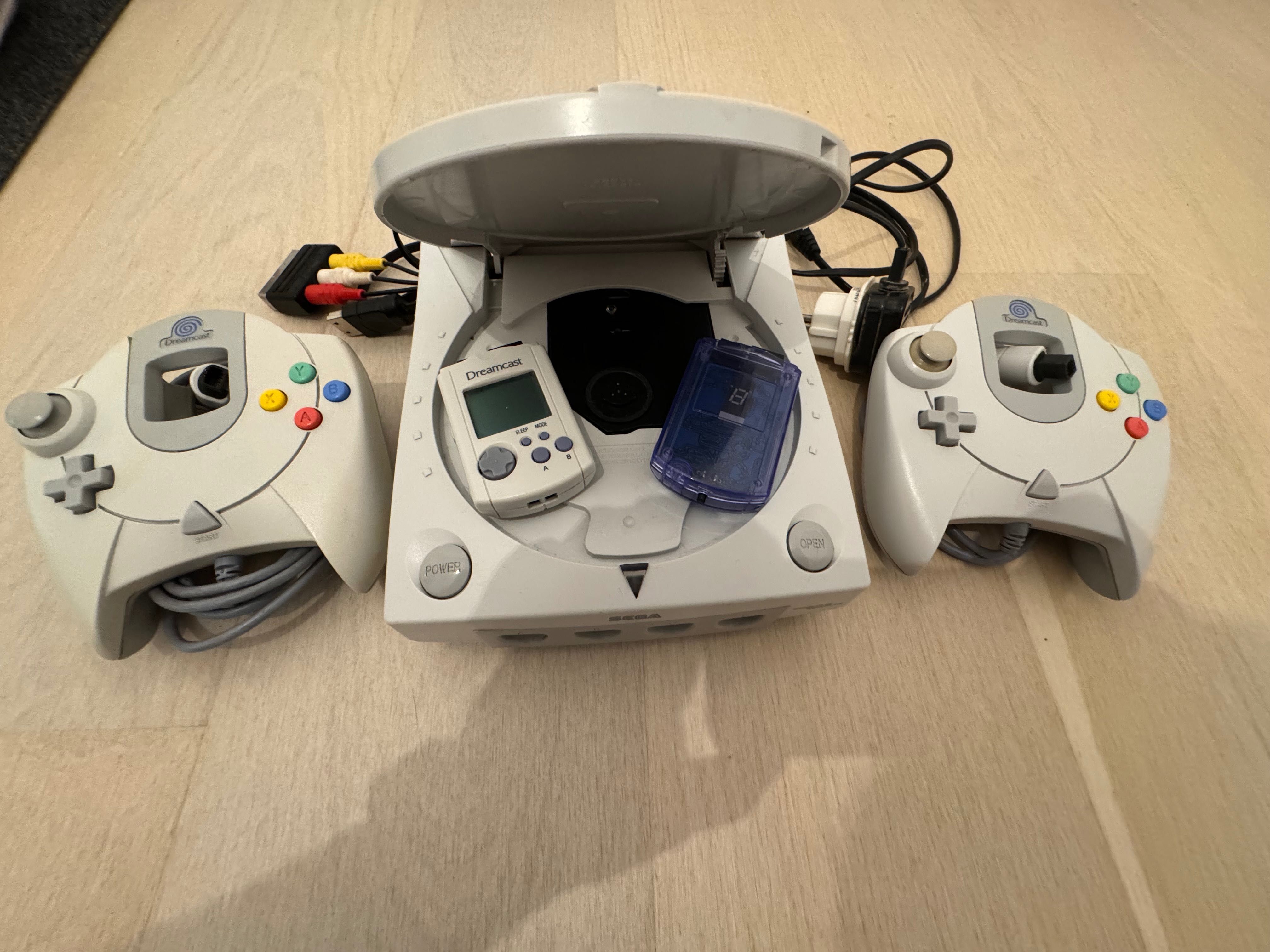 Sega Dreamcast +2 pady + 2 karty pamięci + okablowanie