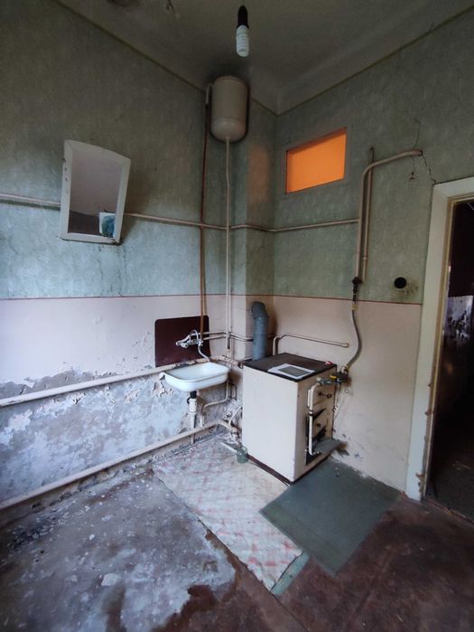 Півбудинка з окремою ділянкою і двором в центрі міста