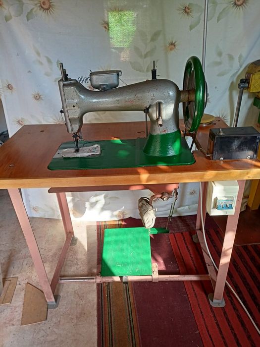 Промислова шорна швацька машина