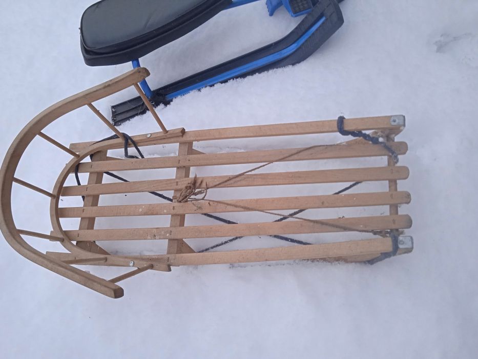 Санки деревян із спинкою. Повністю справні.