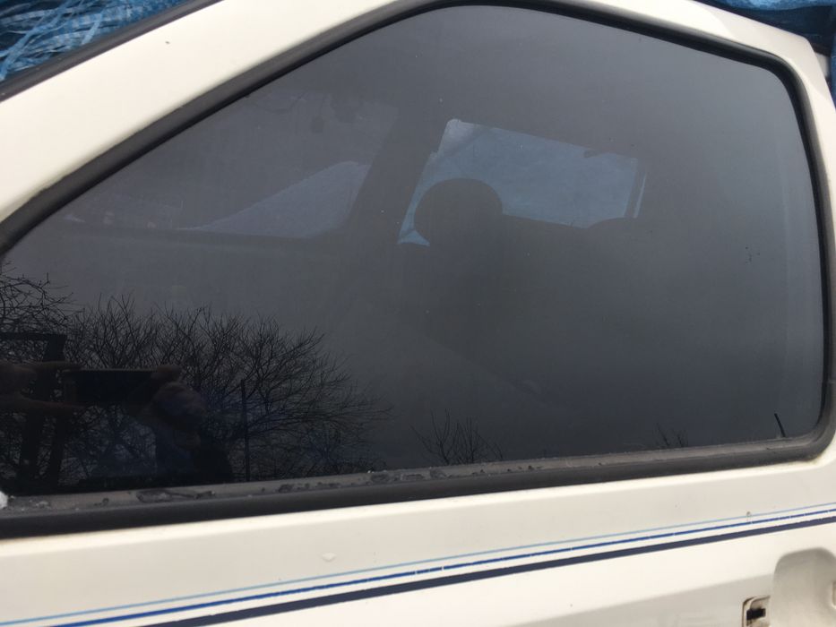 Стекло боковое Volksvagen Vento Golf-3