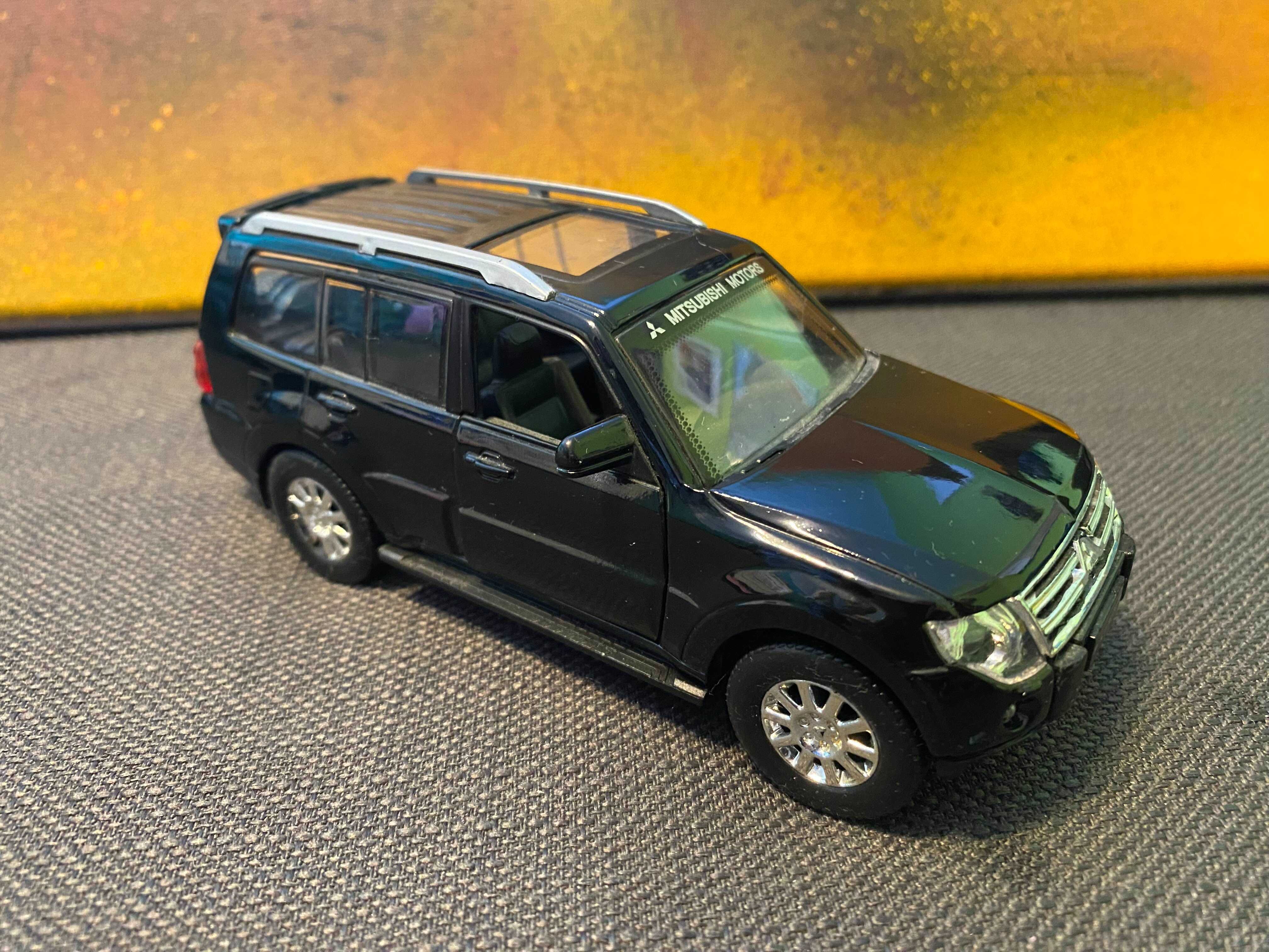 Model / Resorak Mitsubishi Pajero (1999) 1:32 - Uni-Fortune