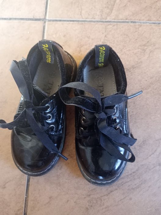 Buty lakierki r. 24