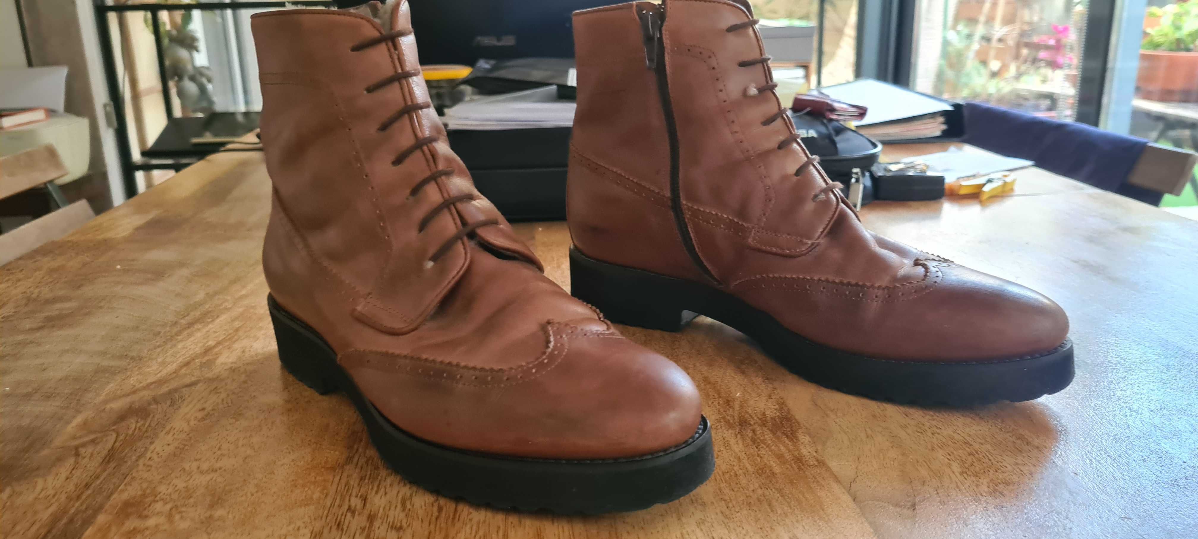 Botas de senhora em pele da Scarpin forradas tamnho 40