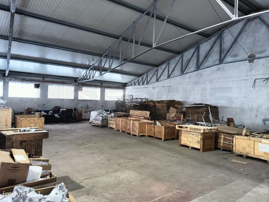 Espaço em armazém - Zona Industrial de Albergaria-a-Velha