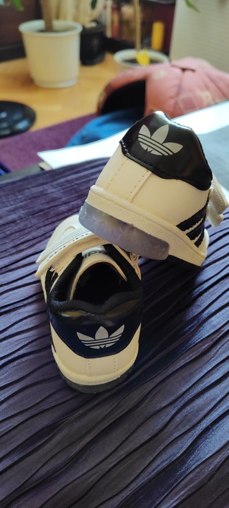 Buty / adidasy Adidas r. 21, ze świecącą podeszwą