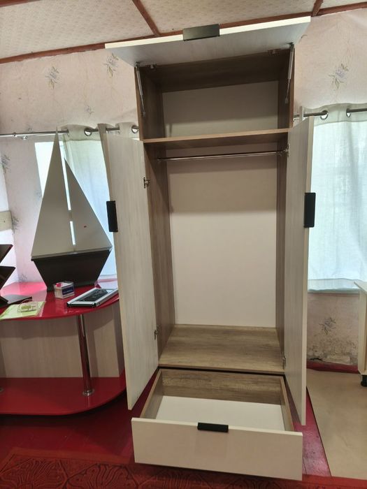 Шафа з глянцевим фасадом