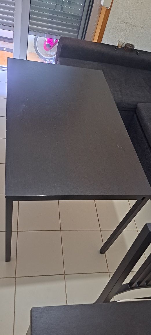 Mesa com 4 cadeiras
