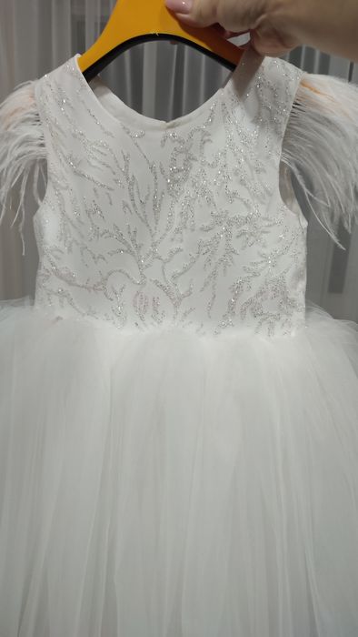 Сукня білого кольору