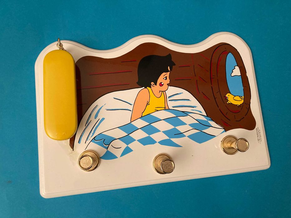 Conjunto muito bonito em madeira para pendurar da Heidi Anos 80