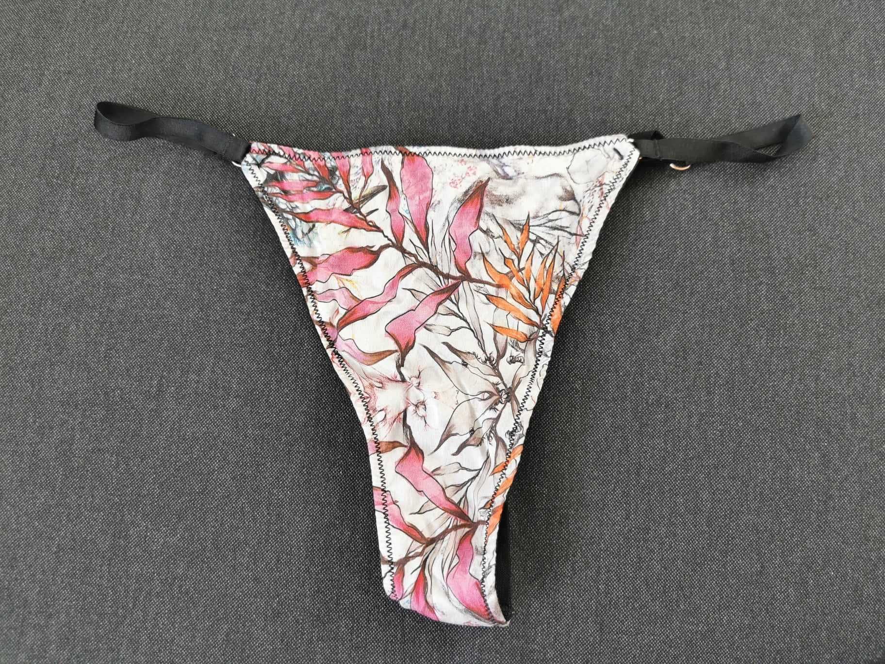 Nowe stringi w kwiaty Reserved