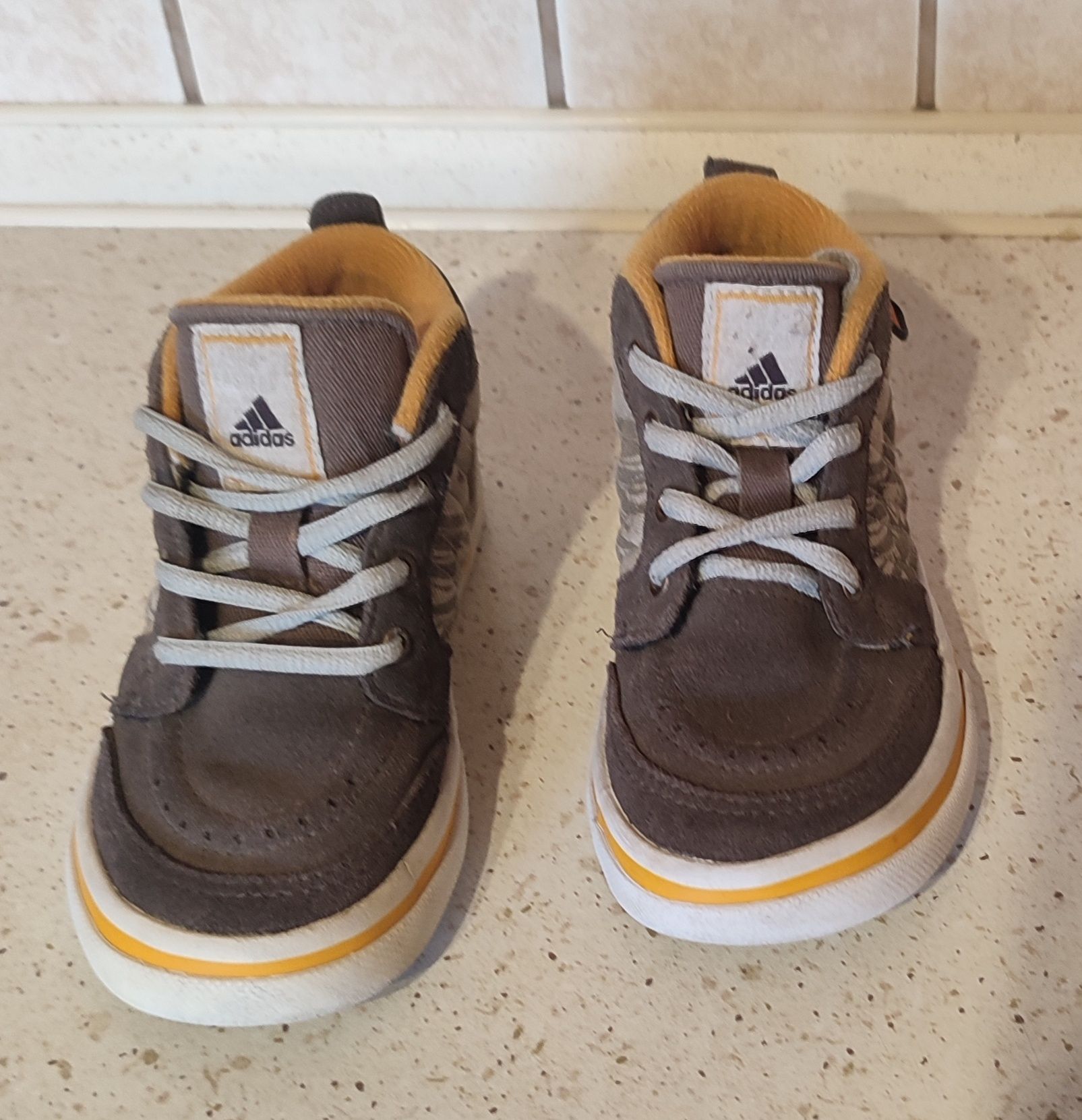 Buty chłopięce firmy Adidas rozmiar 25