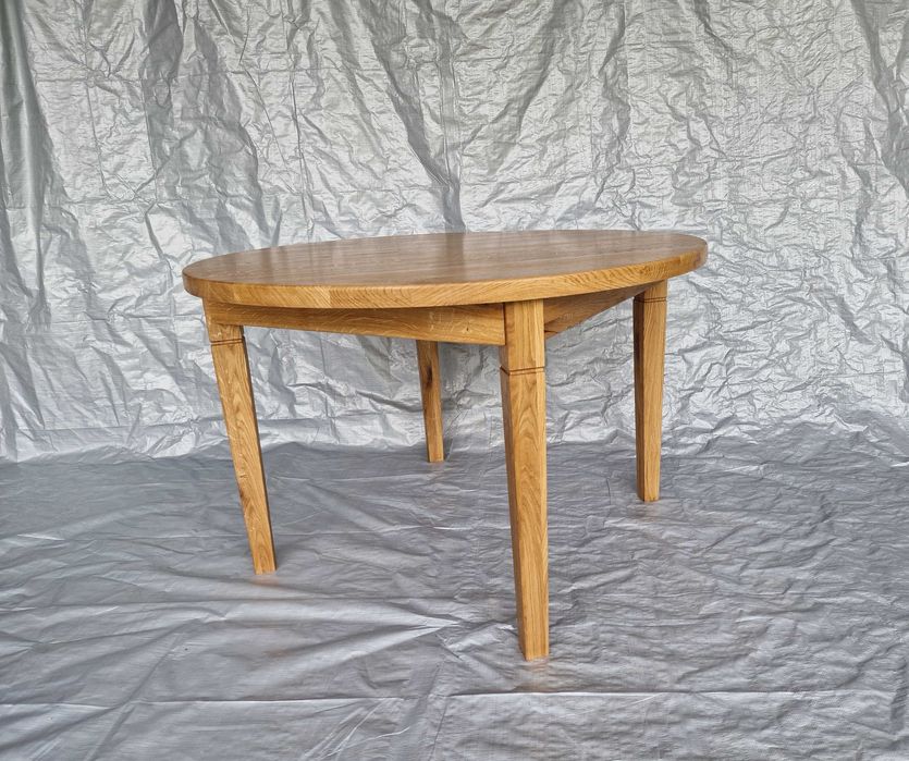 Piękny stół dębowy z litego drewna.