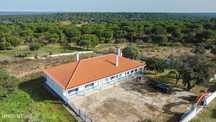 Moradia T4 em Herdade de 9,5 ha