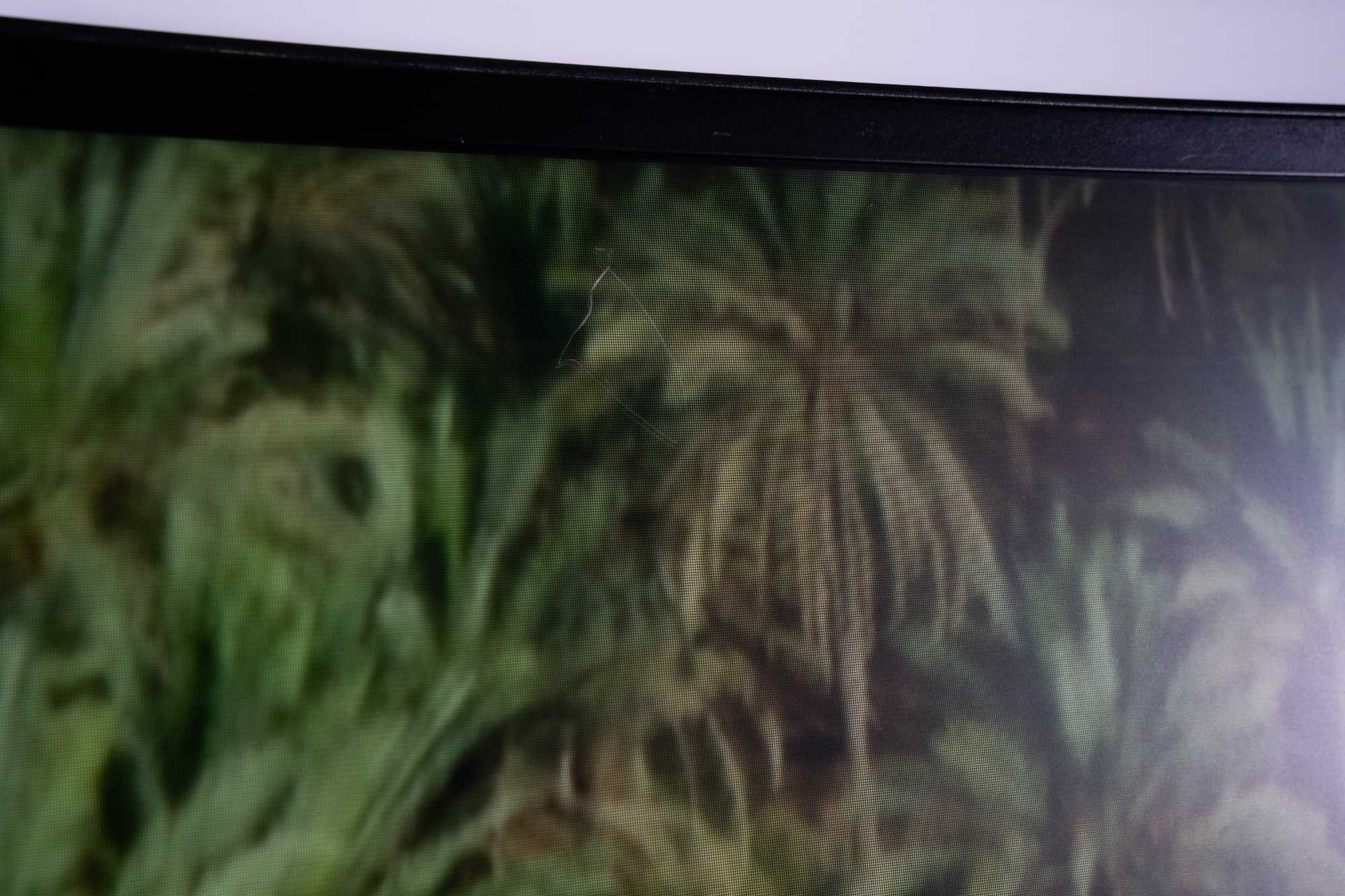 NEC V754Q-L1 75” 4K – sprawny, cienka rysa na ekranie