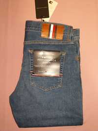 Spodnie męskie marki Tommy Hilfiger.