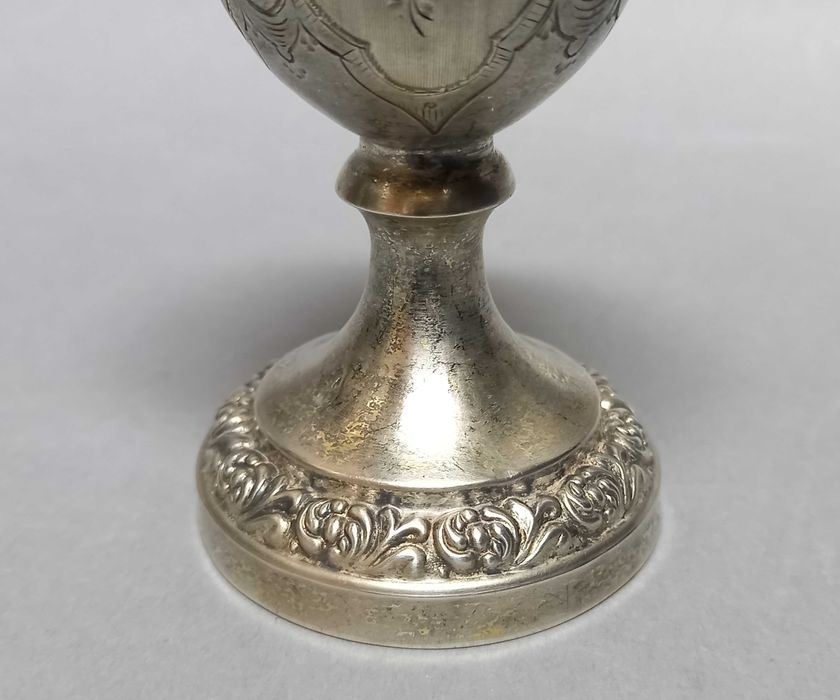 XIX wieczny giloszowany srebrny kieliszek na jajko, Francja