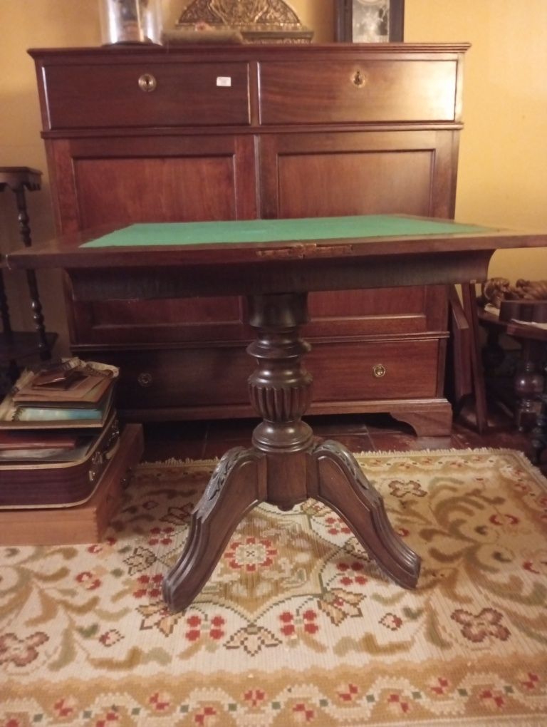 Mesa de jogo com pé de galo