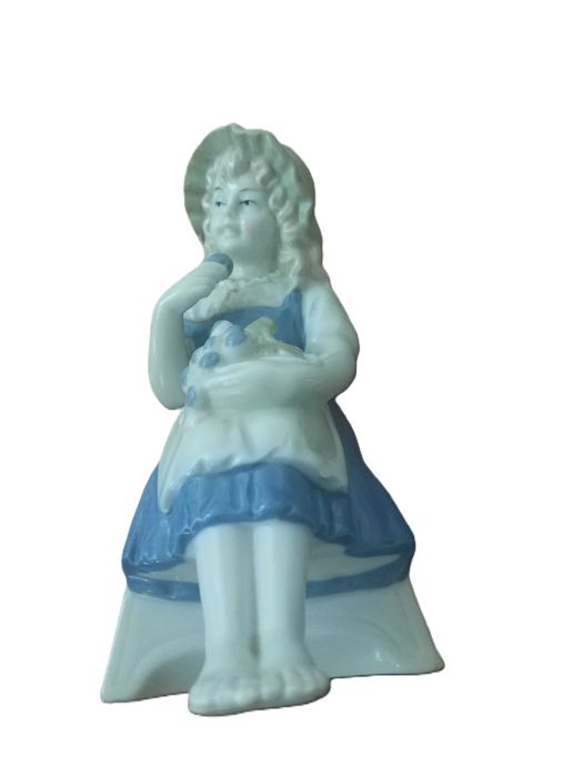 Дівчинка, що їсть ягоди Німеччина