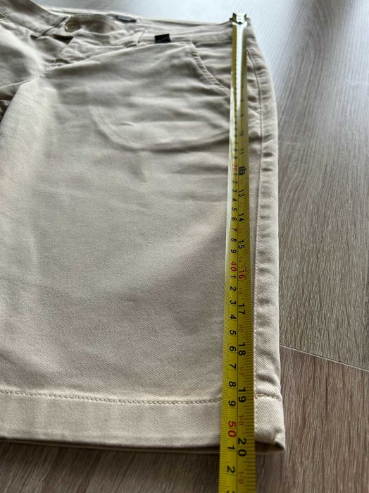 Beżowe damskie dopasowane spodenki szorty przed kolano Gang