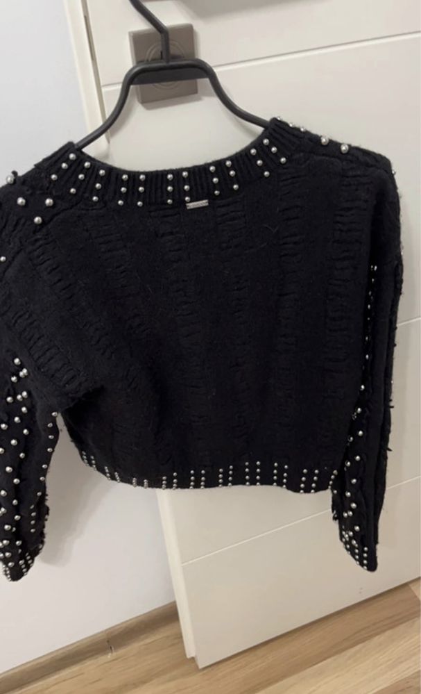 Czarny sweter z koralikami Guess