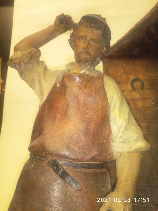Terracotta Figure of a Blacksmith Антикварная статуя кузнеца