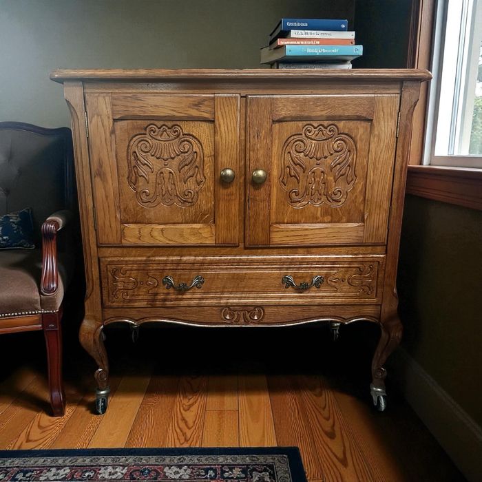 Zdobiona komódka szafka gięte nóżki Ludwik