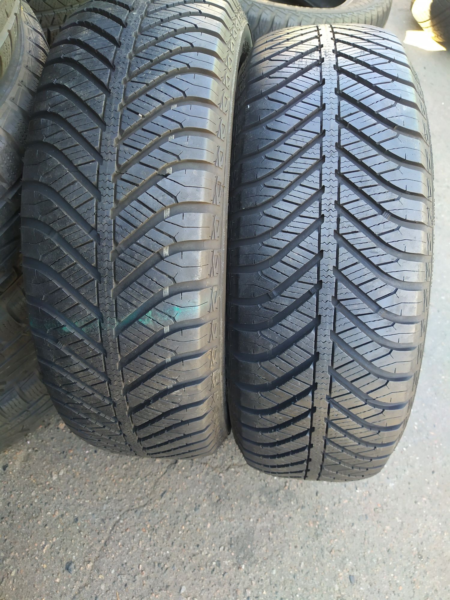 Всесезонная резина 215.60.17.Goodyear Vector4seasons.7.5мм,18 г.