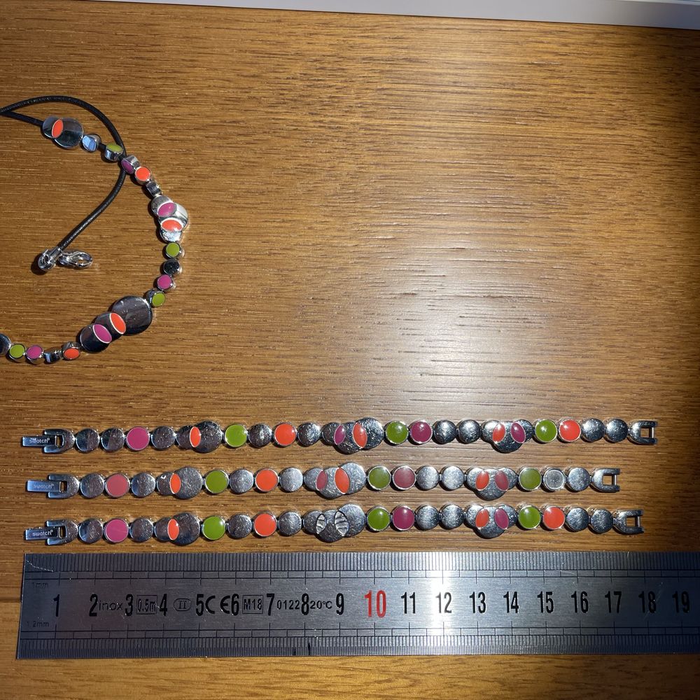 Conjunto Colar e Pulseiras Swatch