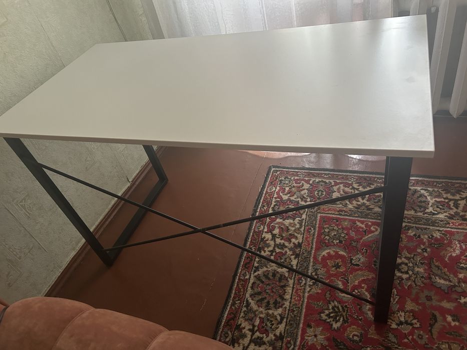 Стіл білий 120x60x75, чорні металеві ніжки,