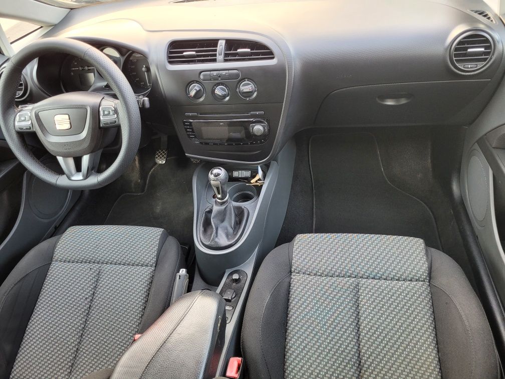 Seat Leon 1.6 8V  MPI 102 km Rok 2010 Zarej w PL