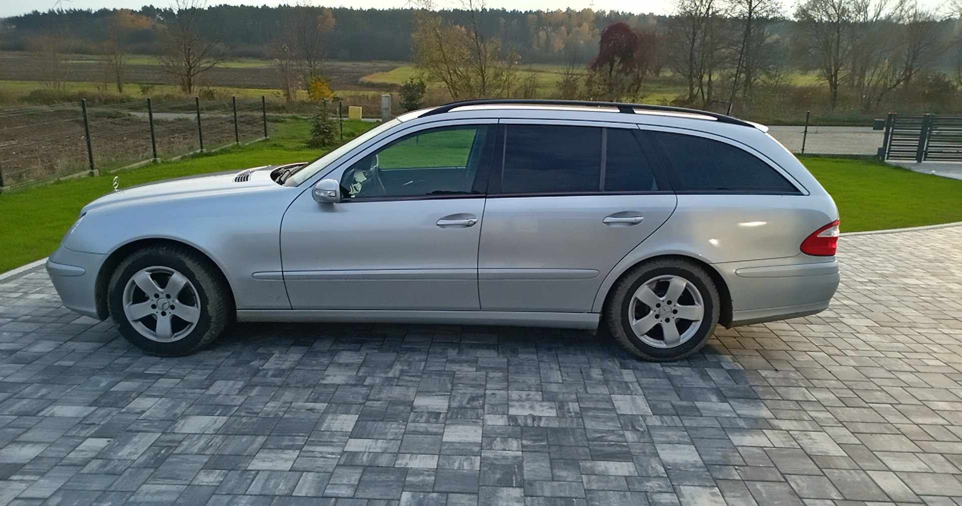 Mercedes E klasa 1.8 Benz plus gaz uszkodzone lekko prawe drzwi