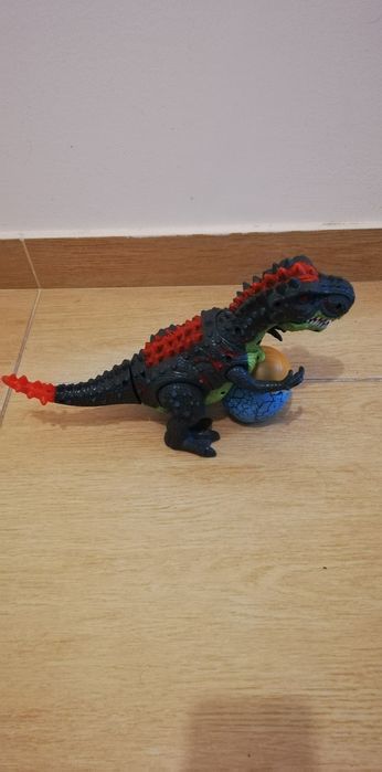 Large dinosaur in black and red64739905091713121