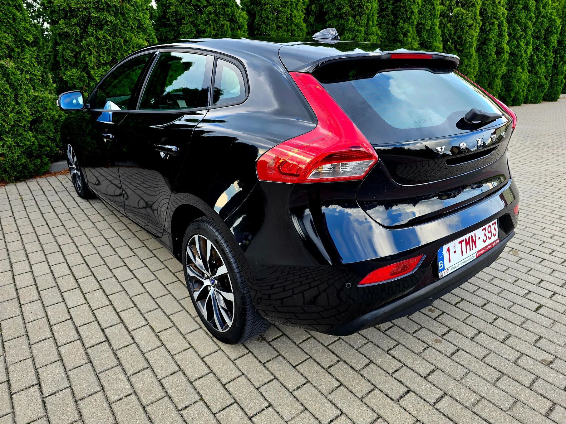Volvo V40 1.6_D2_Kinetic_Led_Navi_Bluetooth_z Belgii