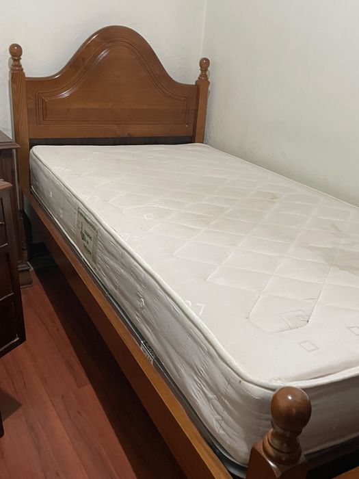 Mobilia de quarto usada (cama e mesinha de cabeceira)