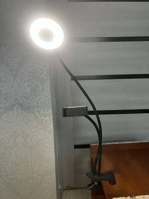 Штатив із  лед лампою