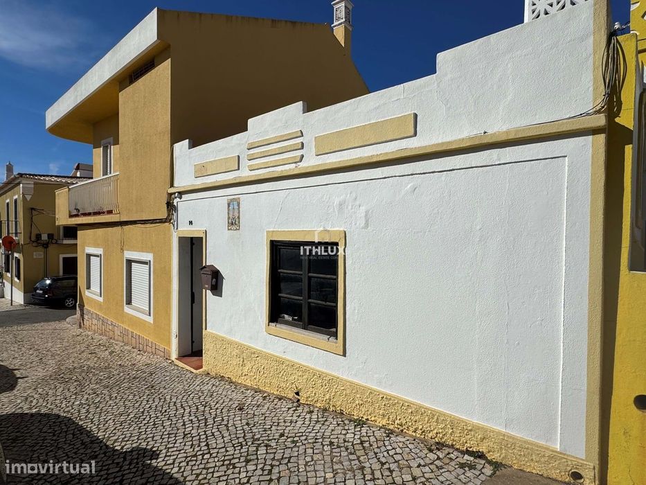 Moradia T1 para recuperar com elevado potencial no centro de Alcantari