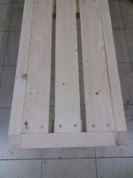 Bancos corridos muito robusto e rústicos.