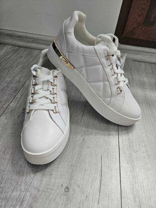 Buty sneakersy białe ze złotymi wstawkami