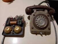 Telefone antigo com campainha